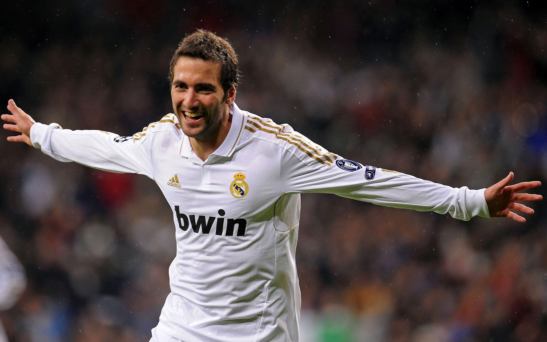 “帕布罗·马特拉：全能后卫的崛起，带领美洲狮队走向新高峰”