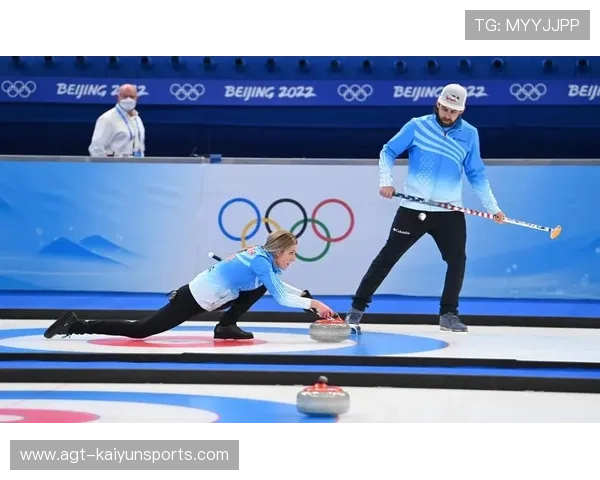 冰壶选手失误擦冰擦到自己站不稳，全场嘘声和笑声齐起